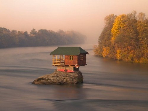 A-tiny-river-house-in-Serbia-600x449.jpg