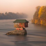 A-tiny-river-house-in-Serbia-600x449