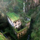 Breathtaking-abandoned-castle-in-Italy-600x800