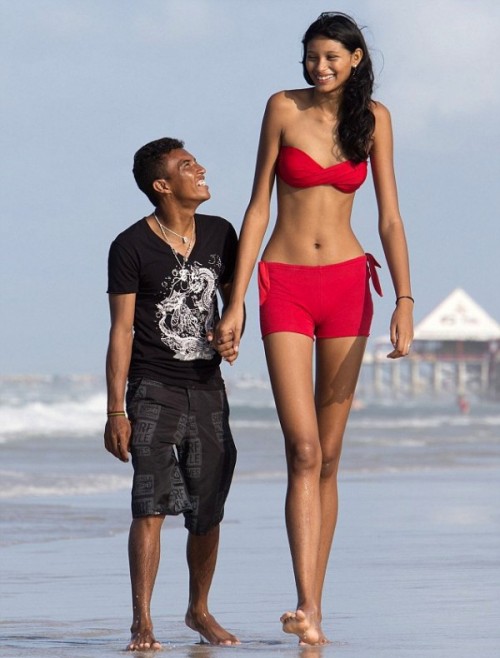 Worlds-Tallest-Teen-and-Her-Short-Boyfriend-600x790.jpg