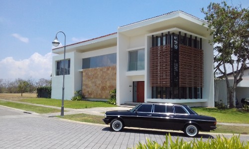 COOL-COSTA-RICA-MANSION-LIMUSINA-MERCEDES-300D-LANG.jpg