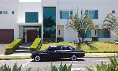 COSTA-RICA-DOOR-TO-DOOR-MERCEDES-300D-LANG-LIMUSINA-SERVICE.jpg