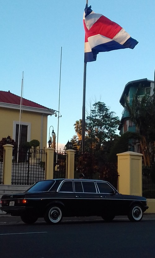 COSTA-RICA-FLAG-LIMUSINA-MERCEDES-300D-MERCEDES-LANG.jpg