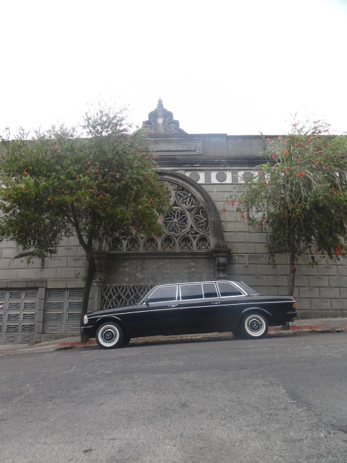 COSTA-RICA-LIMUSINA-MERCEDES-300D-LANG-frente-de-Iconica-Casa-Museo-En-Barrio-Amon-San-Jose.jpg