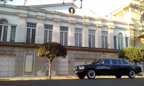 COSTA-RICA-MANISON-BARRIO-AMON-LIMUSINA-MERCEDES-300D-LANG.jpg