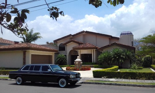 COSTA-RICA-MANSION-LIFESTYLE-MERCEDES-300D-LANG-LIMUSINA.jpg