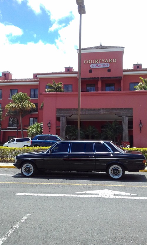 Courtyard-by-Marriott-San-Jose-Escazu-COSTA-RICA-LIMOSINA-MERCEDES-300D-LANG.jpg