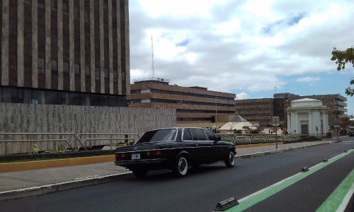 Edificio-de-Tribunales-de-Justicia-en-San-Jose-Centro-COSTA-RICA-LIMOSINA-MERCEDES-300D-LANG.jpg