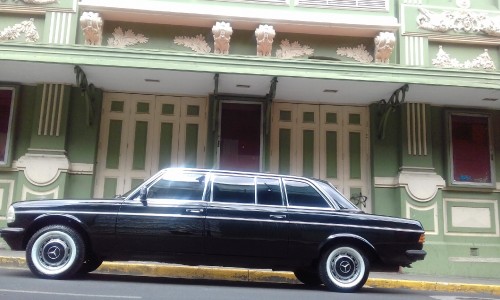 El-Teatro-Variedades-SAN-JOSE-COSTA-RICA-LIMOSINA-MERCEDES-300D.jpg