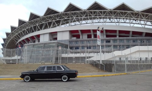 Estadio-Nacional-de-Costa-Rica-MERCEDES-300D-LANG-LIMOSINA.jpg