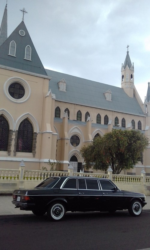 Iglesia de San Rafael Heredia. Costa Rica MERCEDES 300D LANG Limousine tours.