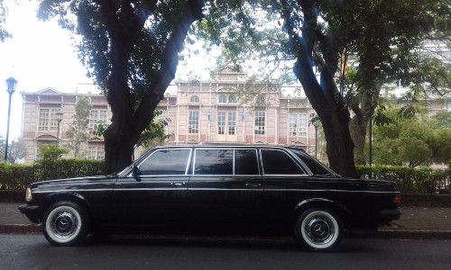 Jardin-de-Paz-Edificio-Metalico-SAN-JOSE-LIMOUSINE-MERCEDES-300D-LANG-RIDES.jpg