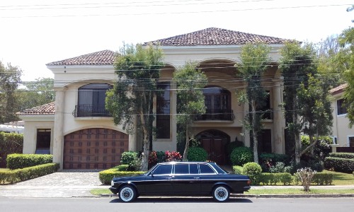 LARGE MANSION AND LIMO COST RICA 300D LANG MERCEDES