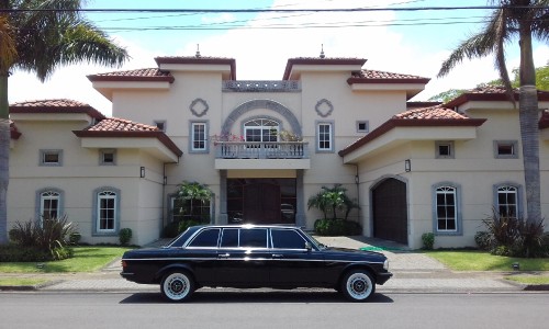 LARGE-MANSION-IN-COSTA-RICA-WITH-LIMO-300D-LANG-MERCEDES.jpg