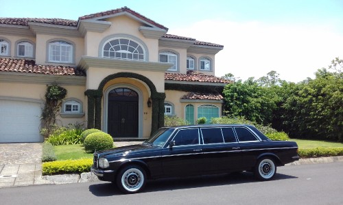 MANSION-IN-THE-COUNTRY-COSTA-RICA-LIMUSINA-300D-MERCEDES-LANG.jpg