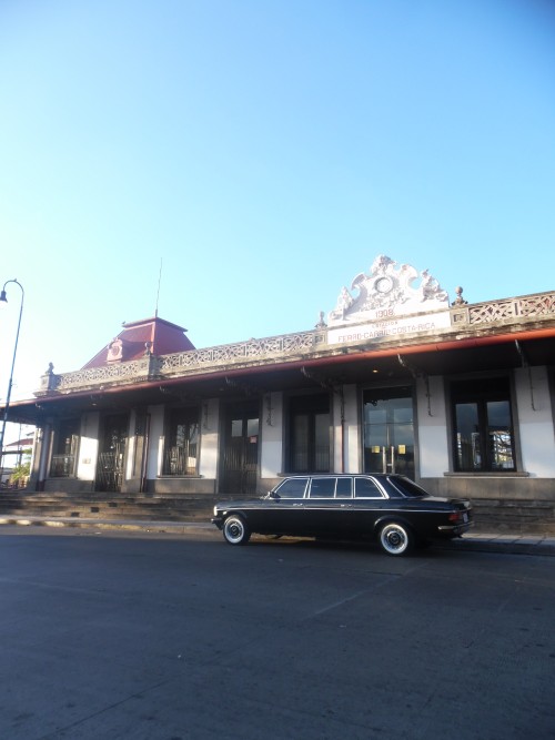 estacion-de-ferrocarril-del-atlantico-costa-rica-LIMOSINA-MERCEDES-300D-LANG.jpg