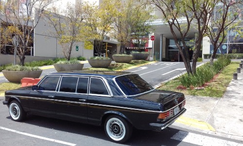 Multiplaza-en-Escazu-COSTA-RICA-LIMOSINA-300D-LANG-MERCEDES.jpg